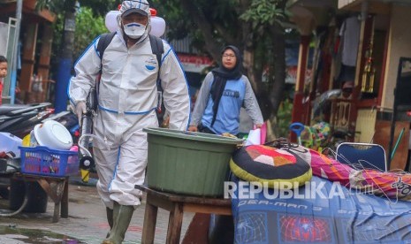 Petugas PMI Kota Tangerang menyemprotkan cairan disinfektan pascabanjir di Pondok Arum, Kota Tangerang, Banten, Jumat (10/1/2020).