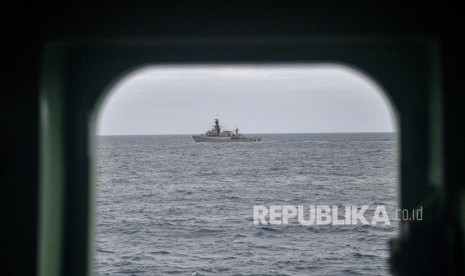 KRI Usman Harun-359 terlihat dari KRI Teuku Umar-385 saat operasi siaga tempur laut Natuna 2020 di Laut Natuna, Jumat (10/1/2020)