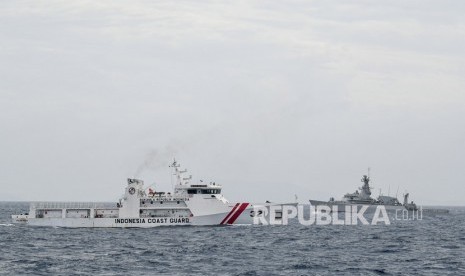 KRI Usman Harun-359 (kanan) bersama KN Pulau Nipah-321 melakukan passing ketika peran tempur bahaya udara di Laut Natuna, Jumat (10/1/2020).