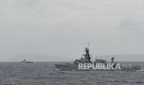 KRI Usman Harun-359 (kiri) bersama kapal Bakamla melakukan konvoi saat peran tempur bahaya udara di Laut Natuna, Jumat (10/1/2020). 