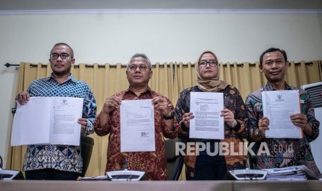 Ketua KPU Arief Budiman (kedua kiri) bersama tiga Komisioner lainnya, Hasyim Asy