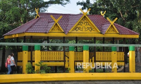 Dua orang wisatawan asing berkunjung ke Taman Sri Deli di Medan, Sumatera Utara, Jumat (10/1/2020).