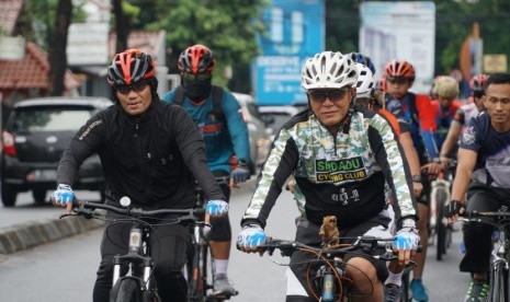  Gowes bersama Panglima Komando Cadangan Strategis Angkatan Darat Letnan Jenderal TNI Besar Harto Karyawan.