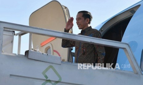 Presiden Joko Widodo memberi hormat sebelum bertolak ke Abu Dhabi, Uni Emirat Arab, di Lanud Halim Perdanakusuma, Jakarta, Ahad (12/1/2020).