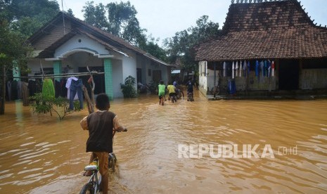 Sejumlah anak beraktivitas di dekat rumah yang terdampak banjir di Desa Kesambi, Mejobo, Kudus, Jawa Tengah, Ahad (12/1/2020). 