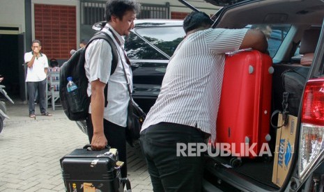 Penyidik Komisi Pemberantasan Korupsi (KPK) membawa sejumlah barang bukti seusai menggeledah rumah Bupati Sidoarjo, di Jawa Timur, Ahad (12/1/2020).