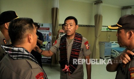 Kapolri Jenderal Pol Idham Azis, (tengah) memberikan arahan saat berkunjung di RS Bhayangkara Hoegeng Imam Santoso, Polda Sulbar, Mamuju, Sulawesi Barat, Minggu (12/1/2020).