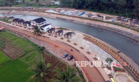 Foto udara kawasan proyek normalisasi sungai Batang Agam yang hampir rampung, di Kota Payakumbuh, Sumatera Barat, Ahad (12/2/2020)