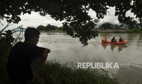 Tim SAR gabungan melakukan pencarian korban tenggelam (ilustrasi)