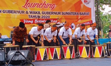 Wagub Nasrul Abit, Wakapolda Brigjend Ruri Sumadianto, Wakil Ketua DPRD Suwirpen Suib, KPU Sumbar Amnasmen, Bawaslu Sumbar Surya Efitrimen, Komisioner KPU RI Pramono Ubaid Tantowi, Kepala OPD dan semua komisioner KPU saat Launching Pemilihan Gubernur dan Wakil gubernur Sumatera Barat Tahun 2020 di Kota Padang, Ahad (12/1).