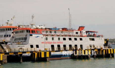 Dua unit kapal Ferry milik PT ASDP Indonesia Ferry berlabuh di pelabuhan Bolok, Kupang, NTT Senin (13/1/2020). 