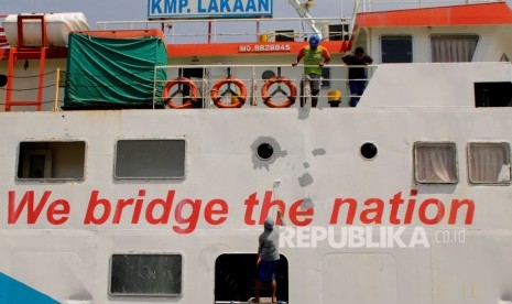 Pelaku Perjalanan Lewat Laut Dilarang Masuk NTT. Pekerja mengecat kapal Ferry di pelabuhan Bolok, Kupang, NTT Senin (13/1/2020). 