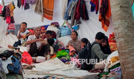 Banjir, 196 Warga Kabupaten Bandung Mengungsi. Foto: Ilustrasi Sejumlah pengungsi korban banjir bandang beraktivitas di dalam tenda di Kampung Susukan, Sajira, Lebak, Banten, Senin (13/1/2020). 