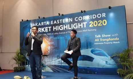 CEO Indonesia Property Watch, Ali Tranghanda saat paparan topik properti Jakarta Eastern Corridor Market Highlight 2020 di area Lippo Mall Kemang, Jakarta Selatan, Senin (13/1).