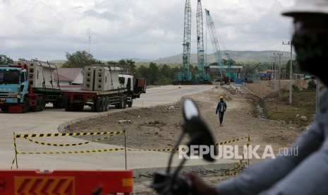 Aktivitas di proyek pembangunan jalan tol.  Warga di sepanjang proyek Jalan Tol Dalam Kota Sunter-Pulogebang, Cakung, Jakarta Timur berharap tidak digusur jelang Ramadhan. Ilustrasi.