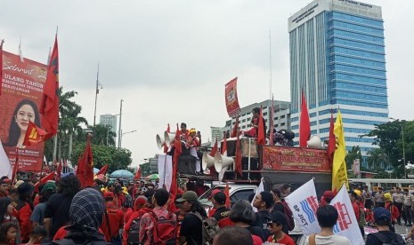 Sejumlah Serikat buruh menggelar aksi demo Rancangan Undang - Undang-Undang (RUU) Omnibus Law Cipta Lapangan Kerja, (Republika/Arif Satrio Nugroho)