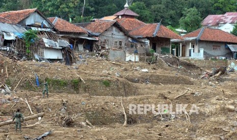 Prajurit TNI AD berjalan di lokasi bencana tanah longsor Kampung Sinar Harapan, Desa Harkat Jaya, Kecamatan Sukajaya, Kabupaten Bogor, Jawa Barat, Senin (13/1/2020).