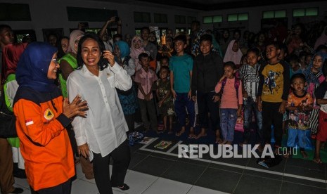 Menteri Pemberdayaan Perempuan dan Perlindungan Anak (PPPA) Bintang Puspa Yoga (kedua kanan) berbincang dengan Bupati Lebak Iti Octavia Jayabaya (kiri) saat mengunjungi korban bencana di Dodiklatpur, Lebak, Banten, Senin (13/1/2020)