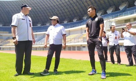 Wakil Wali Kota Bandung, Yana Mulyana, bersama Direktur Utama PT PBB Teddy  Tjahjono meninjau Stadion GBLA, Selasa (14/1).