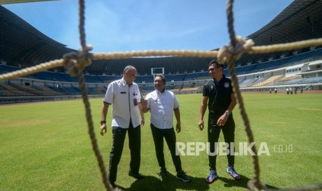 Wakil Wali Kota Bandung Yana Mulyana (tengah) bersama Direktur Utama PT Persib Bandung Bermartabat (PBB) Teddy Tjahjono (kanan) dan Kepala Dinas Pemuda dan Olahraga Kota Bandung Eddy Marwoto (kiri) memeriksa kualitas gawang saat meninjau Stadion Gelora Bandung Lautan Api (GBLA) di Gedebage, Bandung, Jawa Barat, Selasa (14/1/2020). 