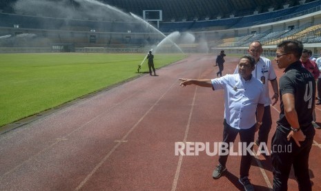 Wakil Wali Kota Bandung Yana Mulyana (kedua kanan) berbincang dengan Direktur Utama PT Persib Bandung Bermartabat (PBB) Teddy Tjahjono (kanan) saat meninjau Stadion Gelora Bandung Lautan Api (GBLA) di Gedebage, Bandung, Jawa Barat, Selasa (14/1/2020).