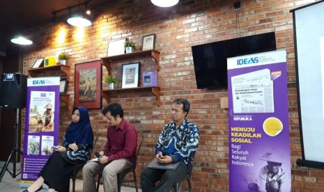 Direktur Institute for Demographic and Poverty Studies (Ideas) Yusuf Wibisono (kanan) dan peneliti Ideas Siti Nur Rosifah (kiri) menyimak pertanyaan peserta forum IdeasTalk 