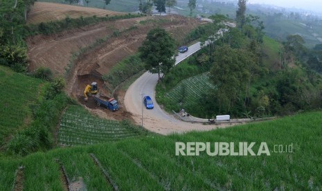 Boyolali akan Bangun Embung di Lereng Gunung Merbabu. Pengendara melintasi jalur Boyolali-Magelang di kawasan lereng Gunung Merbabu, Cepogo, Boyolali, Jawa Tengah.