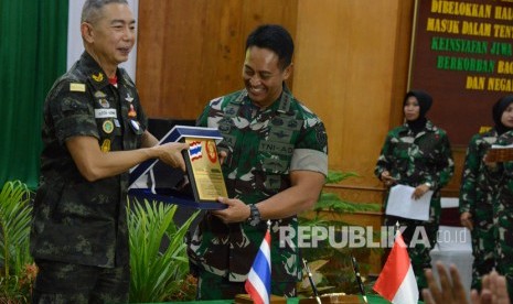 Kepala Staf Angkatan Darat Jenderal TNI Andika Perkasa (kedua kiri) menerima cenderamata dari Panglima Angkatan Darat Kerajaan Thailand General Apirat Kongsompong (kiri) seusai penandatanganan nota kerjasama militer di Kodam Iskandar Muda di Banda Aceh, Aceh, Selasa (14/2/2020).