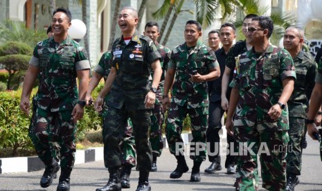 Perjanjian Damai Pemerintah-GAM Contoh Bagi Thailand. Kepala Staf Angkatan Darat Jenderal TNI Andika Perkasa (kiri) menyambut kedatangan Panglima Angkatan Darat Kerajaan Thailand General Apirat Kongsompong (kedua kiri) saat tiba di Kodam Iskandar Muda di Banda Aceh, Aceh, Selasa (14/2/2020). 