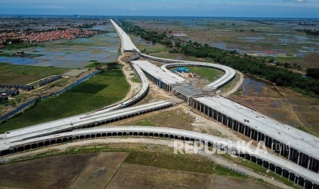 Foto udara pembangunan tol Cibitung-Cilincing di Tambun Utara, Kabupaten Bekasi, Jawa Barat, Selasa (14/1/2020). 