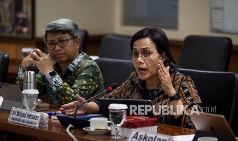 Menteri Keuangan Sri Mulyani Indrawati (kanan) didampingi Direktur Jenderal Perimbangan Keuangan Kemenkeu Astera Primanto Bhakti (kiri). Kemenkeu  menjamin anggaran untuk guru tanpa ada pengurangan saat pandemi COVID-19 meski ada penyesuaian untuk bantuan operasional sekolah (BOS) khususnya yang berbasis kinerja sekolah agar insentif yang diberikan lebih tepat sasaran.