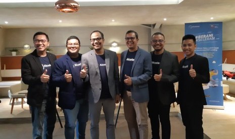 Dewan direksi peer to peer lending Akseleran dalam paparan kinerja akhir tahun di Jakarta, Rabu (15/1).