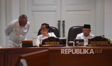 Presiden Joko Widodo (tengah) didampingi Wakil Presiden Ma