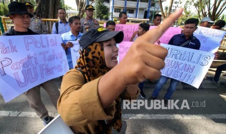 Sejumlah wartawan membentang poster dan berorasi ketika berunjuk rasa sebagai aksi solidaritas atas tindak kekerasan terhadap jurnalis akibat pemberitaan, di Lhokseumawe, Aceh. Rabu (15/1/2020).