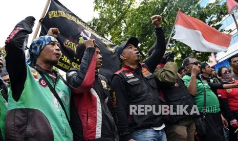 Sejumlah pengemudi angkutan ojek berbasis daring (ojek online) berunjuk rasa di depan Kantor Kementerian Perhubungan, Jalan Medan Merdeka Barat, Jakarta, Rabu (15/1/2020).