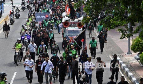 Sejumlah pengemudi angkutan ojek berbasis daring (ojek online) berunjuk rasa di depan Kantor Kementerian Perhubungan, Jalan Medan Merdeka Barat, Jakarta, Rabu (15/1/2020).