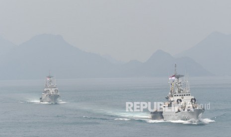 KRI Tjiptadi-381 (kanan) dan KRI Teuku Umar-385 (kiri) mengikuti sailing pass di Laut Natuna, Kepulauan Riau, Rabu (15/1/2020). 