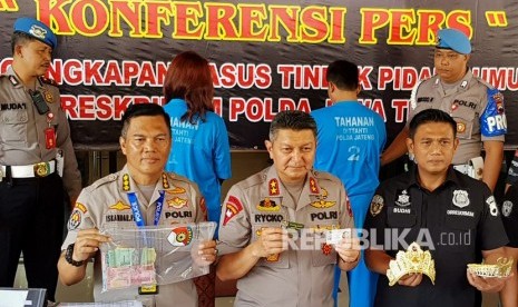 Kapolda Jawa Tengah Irjen Pol Rycko Amelza Dahniel (keempat kiri) memperlihatkan barang bukti kasus Keraton Agung Sejagat di Purworejo dengan dua tersangkanya, Totok Santosa (kelima kiri) dan Fanni Aminadia (ketiga kiri), saat konferensi pers di Mapolda Jateng, Semarang, Jawa Tengah, Rabu (15/1/2020). 