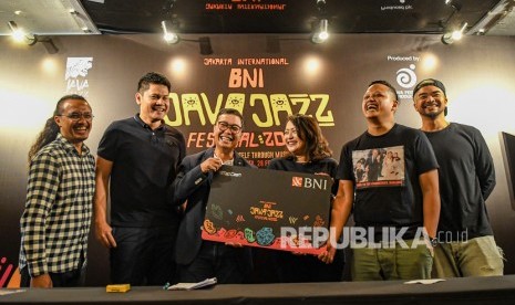 Pemimpin Divisi Komunikasi Pemasaran BNI Indomora Harahap (ketiga kiri) menunjukan mock-up BNI TapCash edisi khusus BNI Java Jazz Festival 2020 bersama President Director PT Java Festival Production Dewi Gontha (ketiga kanan), Head of Corporate Marketing Communication PT Avrist Assurance Ernest Febrianto (kedua kiri) serta Program Team PT Java Festival Production Sandy Widharna (kiri), Nikita Dompas (kedua kanan) dan Elfa Zulham (kanan) pada acara jelang Jakarta International BNI Java Jazz Festival 2020 di Jakarta, Rabu (15/1/2020).