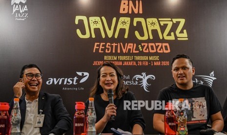 Pemimpin Divisi Komunikasi Pemasaran BNI Indomora Harahap (kiri) bersama President Director PT Java Festival Production Dewi Gontha (tengah) dan Program Team PT Java Festival Production Nikita Dompas (kanan) memberikan keterangan kepada media pada acara jelang Jakarta International BNI Java Jazz Festival 2020 di Jakarta, Rabu (15/1/2020). 