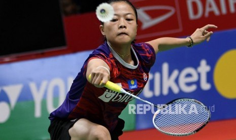 Pebulu tangkis tunggal putri Indonesia Fitriani mengembalikan kok ke arah pebulu tangkis China Han Yue pada pertandingan babak pertama Daihatsu Indonesia Masters 2020 di Istora Senayan, Jakarta, Rabu (15/1/2020). 