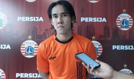 Bek Persija Jakarta Ryuji Utomo usai latihan di lapangan PSAU Halim Perdana Kusumah, Jakarta, Rabu (15/1). 