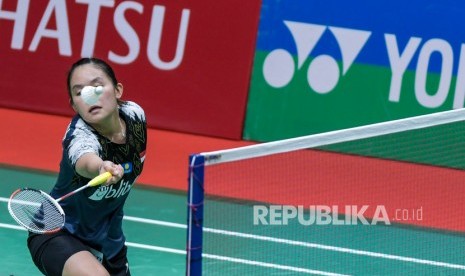 Pebulu tangkis tunggal putri Indonesia Ruselli Hartawan mengembalikan kok ke arah lawannya pebulu tangkis tunggal putri Kanada Michelle Li saat pertandingan babak pertama Daihatsu Indonesia Masters 2020 di Istora Senayan, Jakarta, Rabu (15/1/2020). Ruselli kalah dari lawannya 0-2 (14-21 dan 15-21).