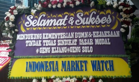 Sejumlah karangan bunga dukungan kepada Menteri BUMN Erick Thohir dalam meyelesaikan persoalan Jiwasraya di Kantor Kementerian BUMN, Kamis (16/1).