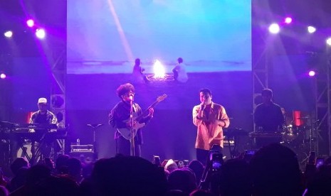 Kolaborasi  penyanyi Kunto Aji dan Sal Priadi dalam Billboard Indonesia Top 100 Live, Rabu (15/1).