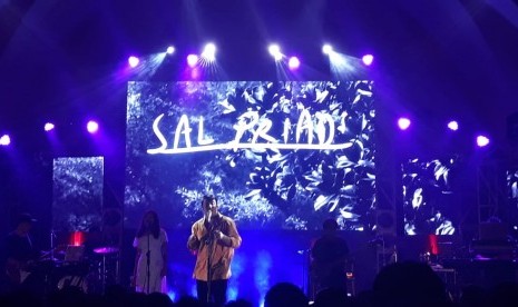 Penyanyi Sal Priadi. Universitas Bakrie hadirkan Sal Priadi hingga Feel Koplo di Festival Samaragam.