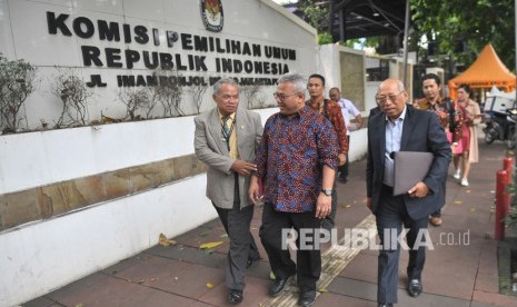 Ketua KPU Arief Budiman (tengah) berjalan bersama Koordinator Tim Hukum DPP PDIP I Wayan Sudirta (kanan) dan juru bicara Teguh Samudera (kiri) sebelum pertemuan tertutup di Kantor KPU, Jakarta, Kamis (16/1/2020).