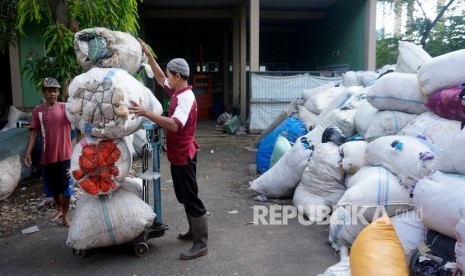 Dari 1.600 Bank Sampah Jabar, hanya sekitar 600 yang aktif. Foto petugas mengumpulkan sampah plastik di Bank Sampah, (ilustrasi).