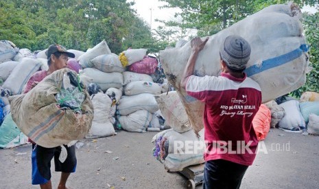 Petugas mengumpulkan sampah plastik di Bank Sampah Pekalongan, Jawa Tengah, Kamis (16/1/2020).