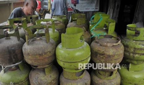 Pekerja merapikan susunan tabung LPG 3 kg di salah satu agen LPG di Palembang, Sumsel, Kamis (16/1/2020).